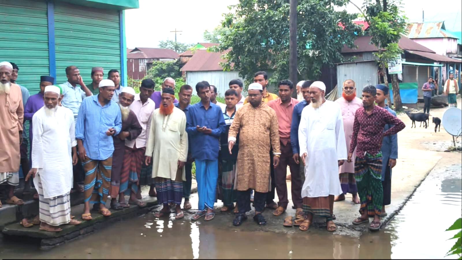 নিজ অর্থায়নে রাস্তা মেরামতের উদ্যোগ নিলেন হাজী মোঃ সবুজ আলম