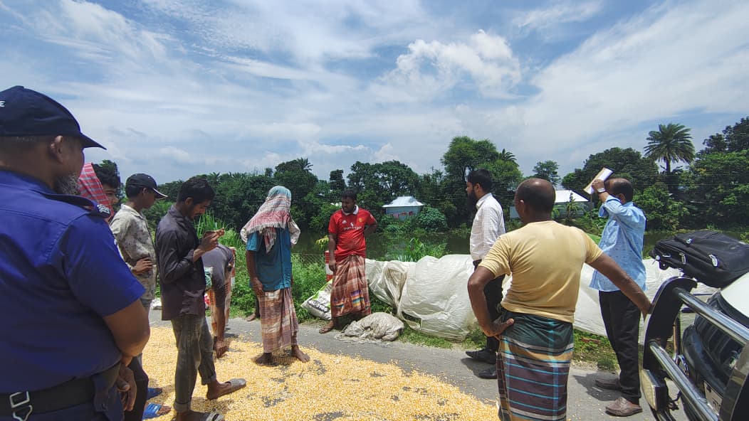 মহাসড়ক দখল করে ভুট্টা মাড়াই, নলডাঙ্গায় দুইজনকে জরিমানা