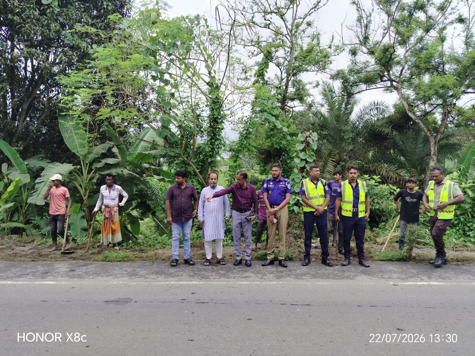 মহাসড়কে দুর্ঘটনা এড়াতে পবা হাইওয়ে থানা ও সড়ক বিভাগের যৌথ অভিযান