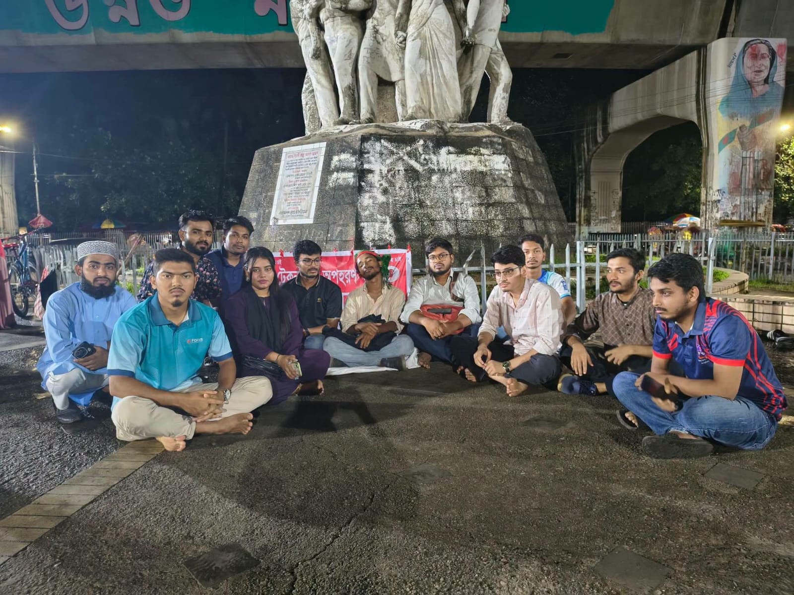 রাজু ভাস্কর্যে অবস্থান করছেন টেকনাফের জিহাদী, ৮০ ঘণ্টা পার হলেও নীরব প্রশাসন