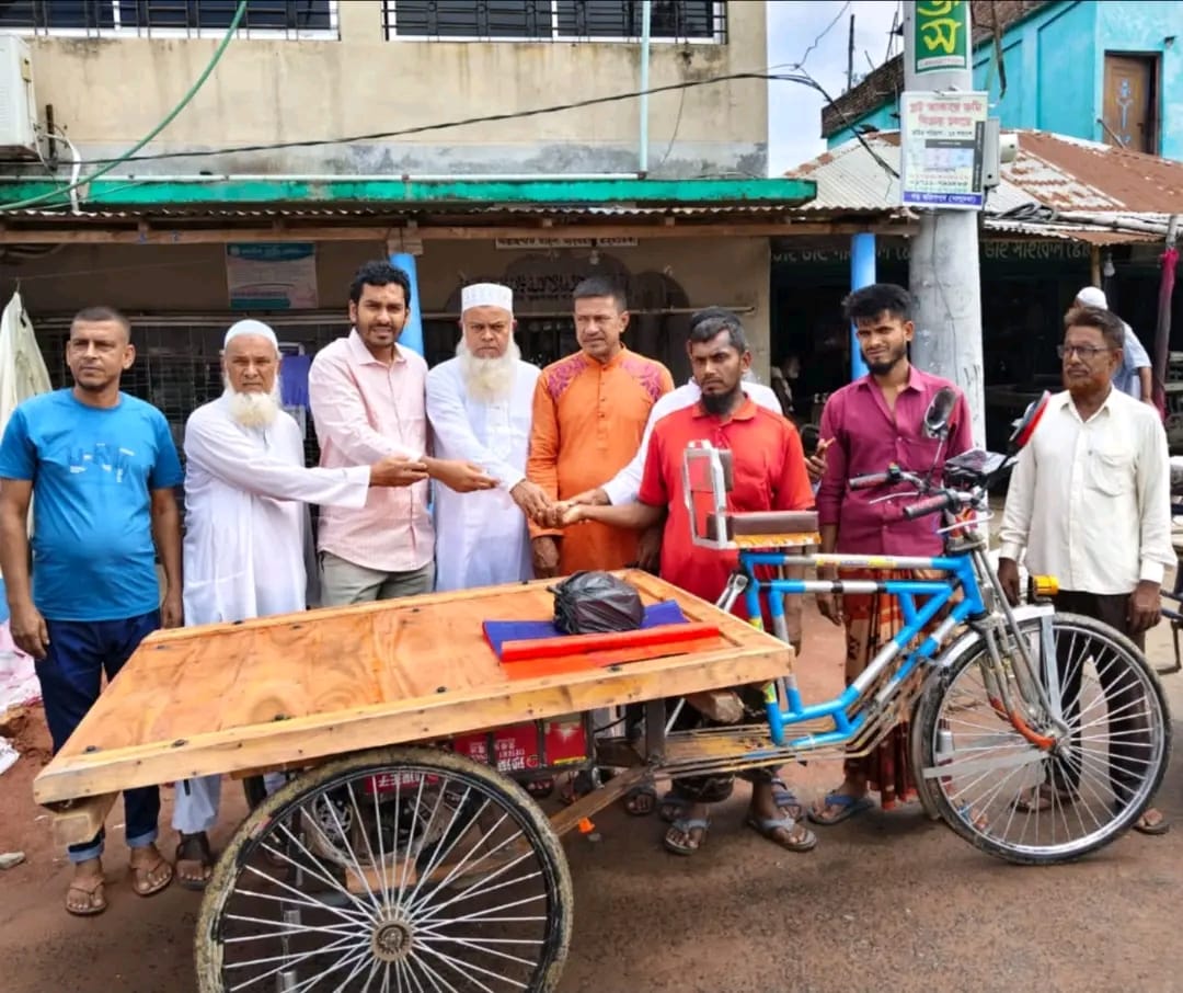 জীবিকার নতুন আশার আলো: শফিকুল কে অটোরিকশা উপহার দিলেন এমপি  আনু