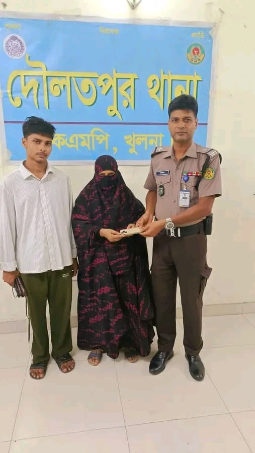 জিডির ভিত্তিতে খালিশপুর থেকে হারানো আইফোন উদ্ধার, মালিকের কাছে হস্তান্তর