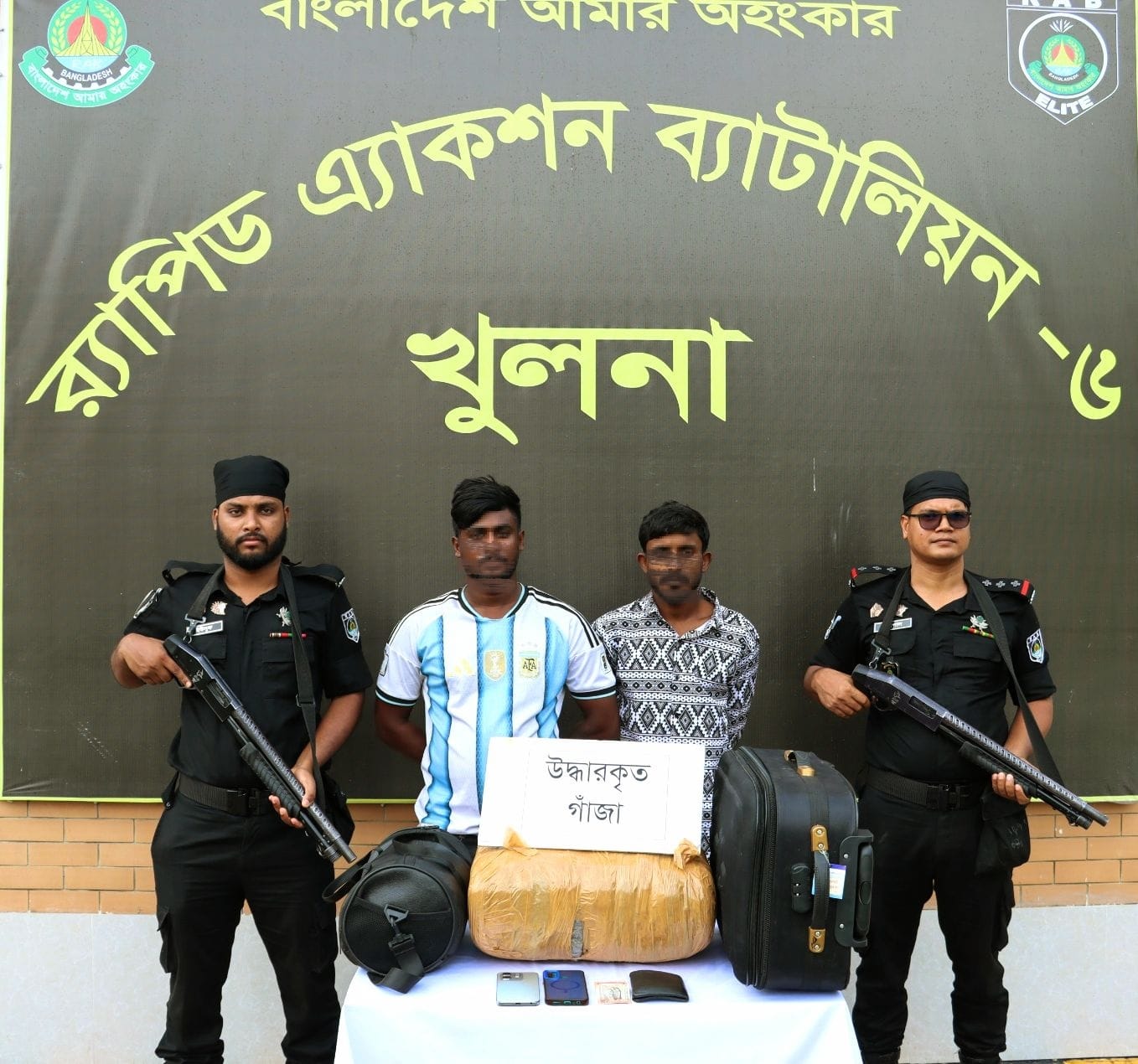 খুলনা রূপসা টোলপ্লাজায় ১০ কেজি গাঁজাসহ দুই মাদক ব্যবসায়ী গ্রেপ্তার