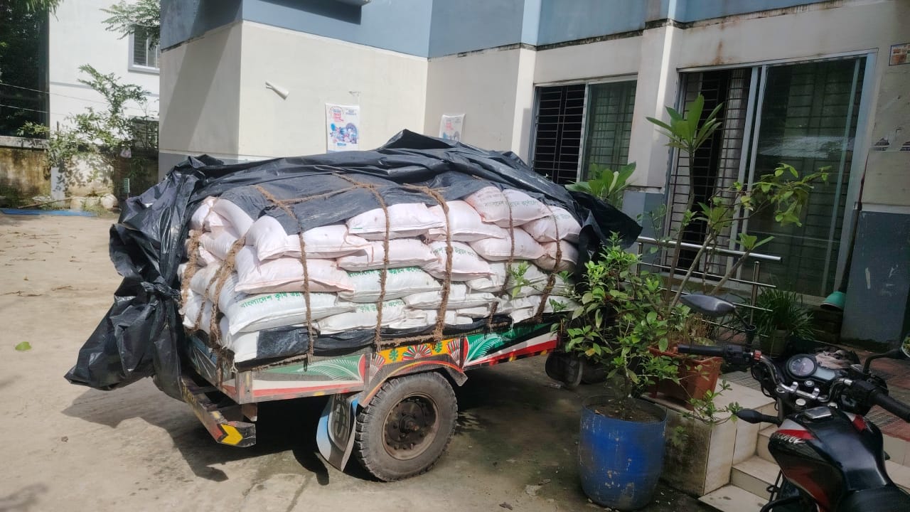 কালোবাজারে পাচারের পথে লোহাগড়ায় ধরা পড়লো ৪০ বস্তা সরকারি সার, ডিলার ধরাছোঁয়ার বাইরে