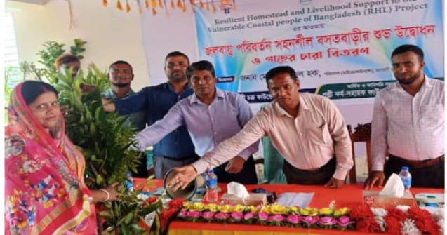 জাগরণী চক্র ফাউন্ডেশনের উদ্যোগে কয়রায় জলবায়ু সহনশীল বসতবাড়ি উদ্বোধন