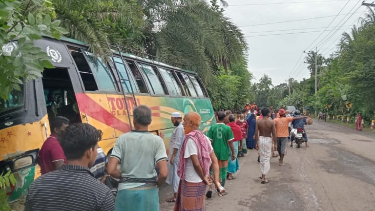 ডুমুরিয়ায় নিয়ন্ত্রণ হারিয়ে খাদে যাত্রীবাহী বাস, পথচারী নারী গুরুতর আহত