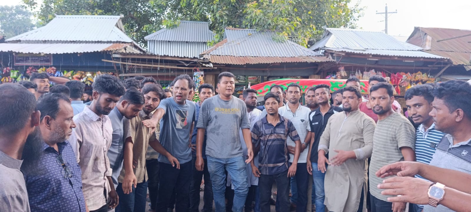 কুড়িগ্রাম ফুলবাড়ীতে এনসিপির মিছিলে বিএনপির হামলা, আহত-২৫,  গুরুতর-৭