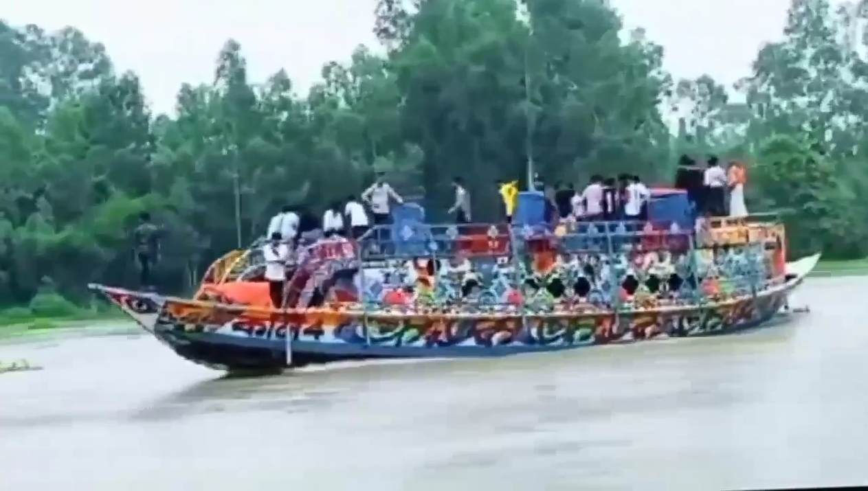 কালিয়াকৈরে তুরাগ নদে পিকনিকের নামে নৌকায় তরুণ তরুণীর অসামাজিক কার্যকলাপে অতিষ্ঠ এলাকাবাসী