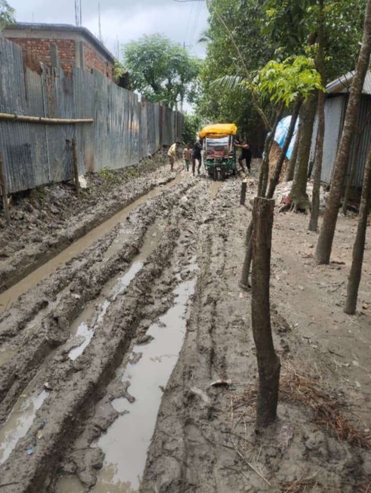 তাড়াইলের রাউতি টেকবাড়ী পর্যন্ত দেড় কিলোমিটার কাঁচা রাস্তার জন্য দুর্ভোগে পাঁচ শতাধিক পরিবার