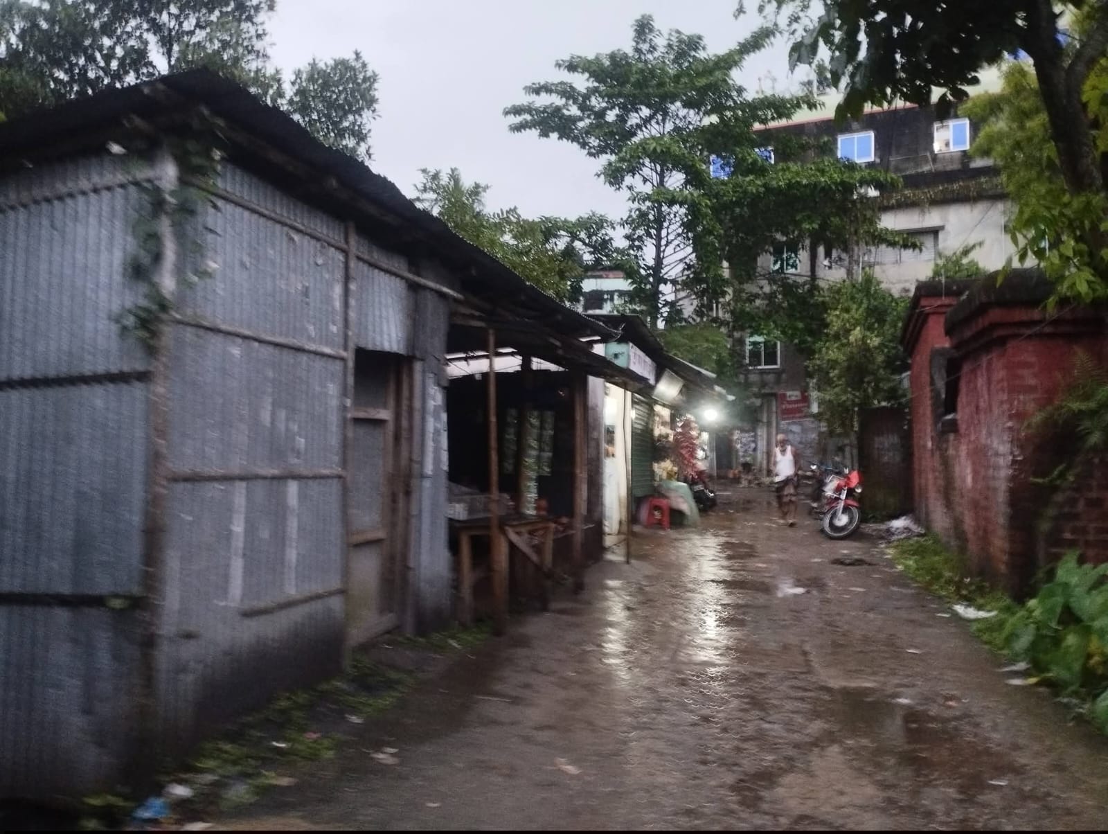 কুলাউড়ার দু:খ রেলওয়ের পরিত্যক্ত ভবন গুলো, হাজার একর ভুমি অবৈধ দখলে