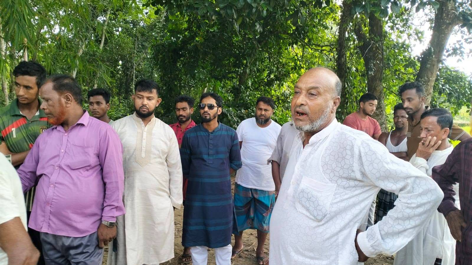 জনদুর্ভোগ নিরসনে উদ্যোগ: আলীনগরে রাস্তার প্রতিবন্ধকতা সরাতে সম্মত মখই মিয়া
