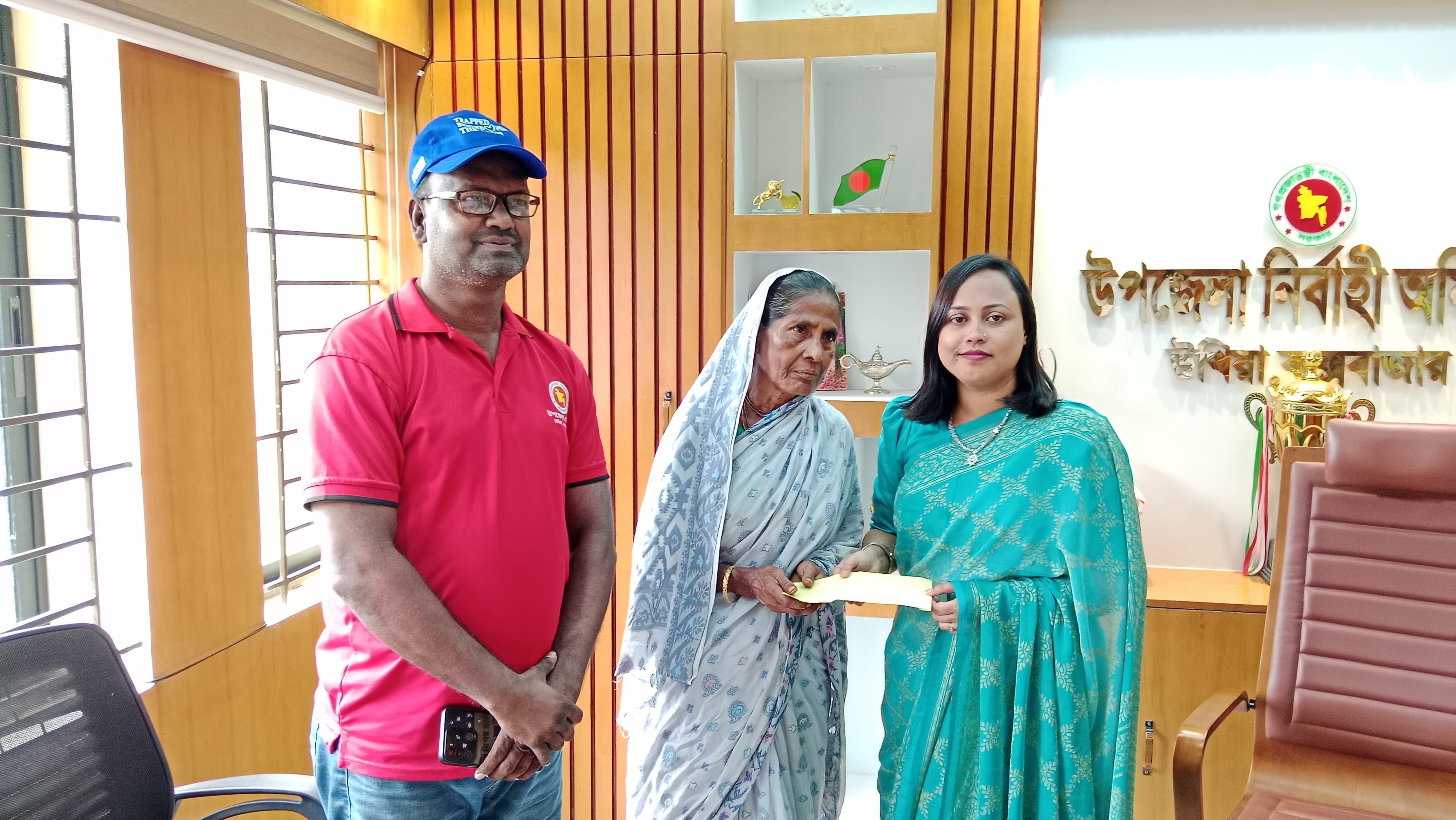 উখিয়ায় অসহায় বিধবা নারীর পাশে  দাঁড়ালেন নির্বাহী কর্মকর্তা পান্না আকতার