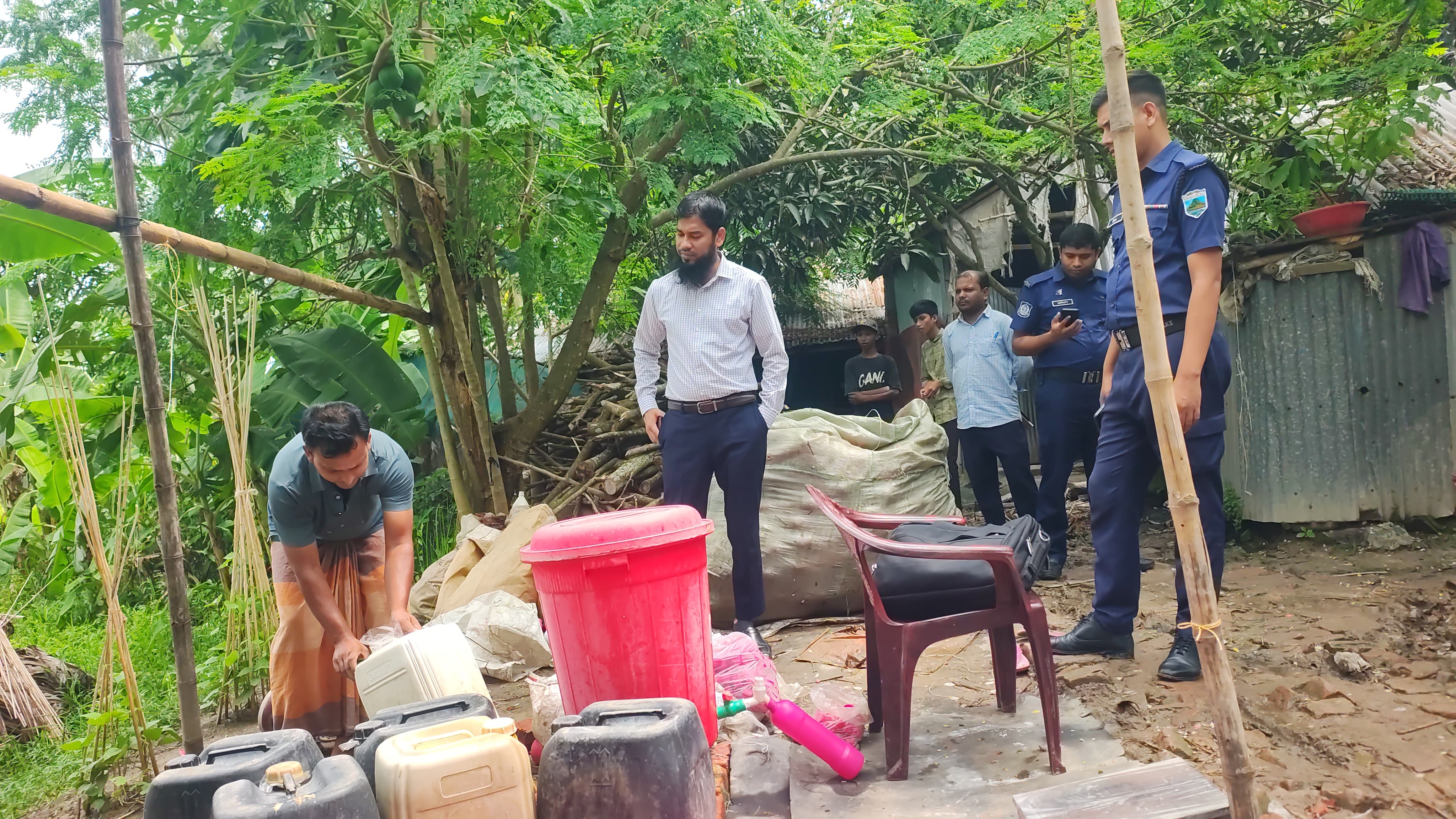 নাটোরে নলডাঙ্গায় নকল টাইলস ক্লিনার কারখানায় ভ্রাম্যমাণ আদালতের অভিযান