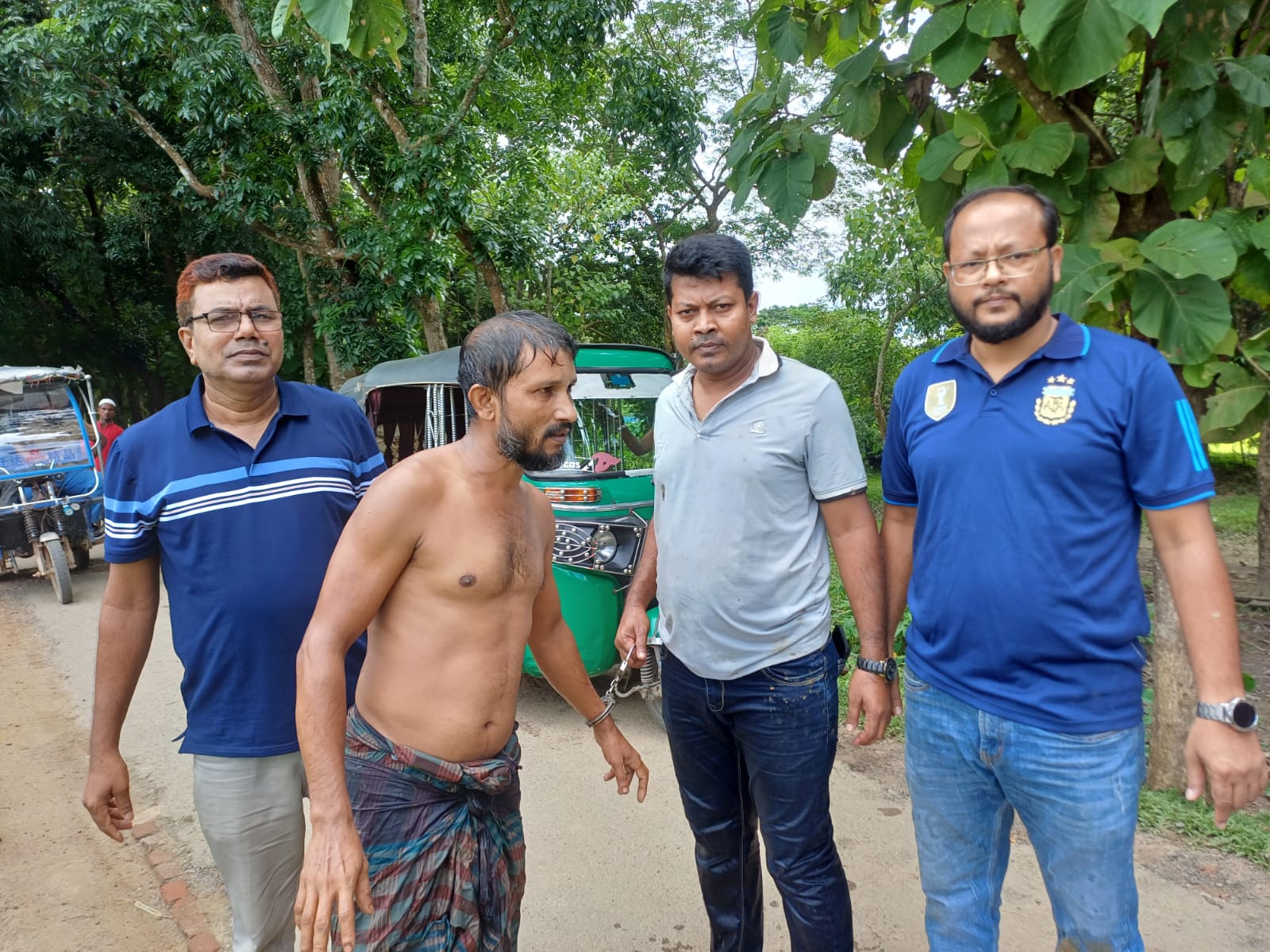 কুলাউড়ায় ১ কিমি কাদা-পানি পেরিয়ে মাদক মামলার সাজাপ্রাপ্ত আসামি গ্রেফতার