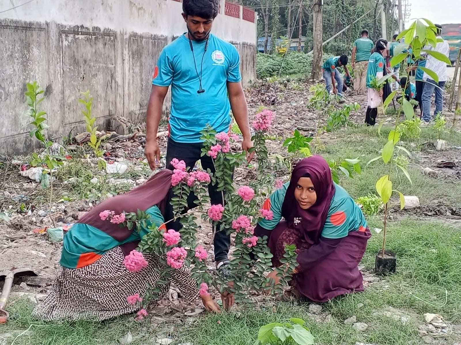 কালিয়াকৈরে বিডি ক্লিনের একপাশে ময়লার স্কোপ অন্য পাশে ছিল সুন্দর আগামী স্বপ্ন