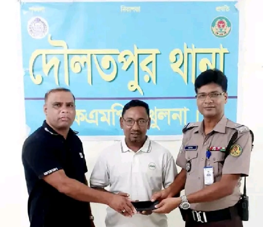 দৌলতপুর থানার জিডির ভিত্তিতে চুরি হওয়া মোবাইল ফোন উদ্ধার, মালিকের কাছে হস্তান্তর