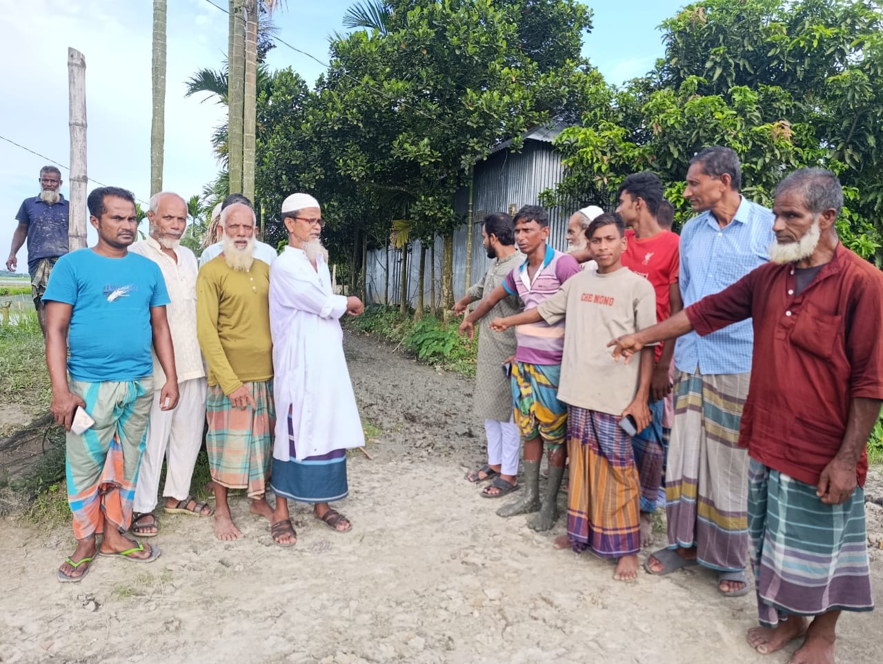 তাড়াইলের মোড়াকান্দি গ্রামের দেড় কিলোমিটার কাঁচা রাস্তায় ভুগছে চার হাজার মানুষ