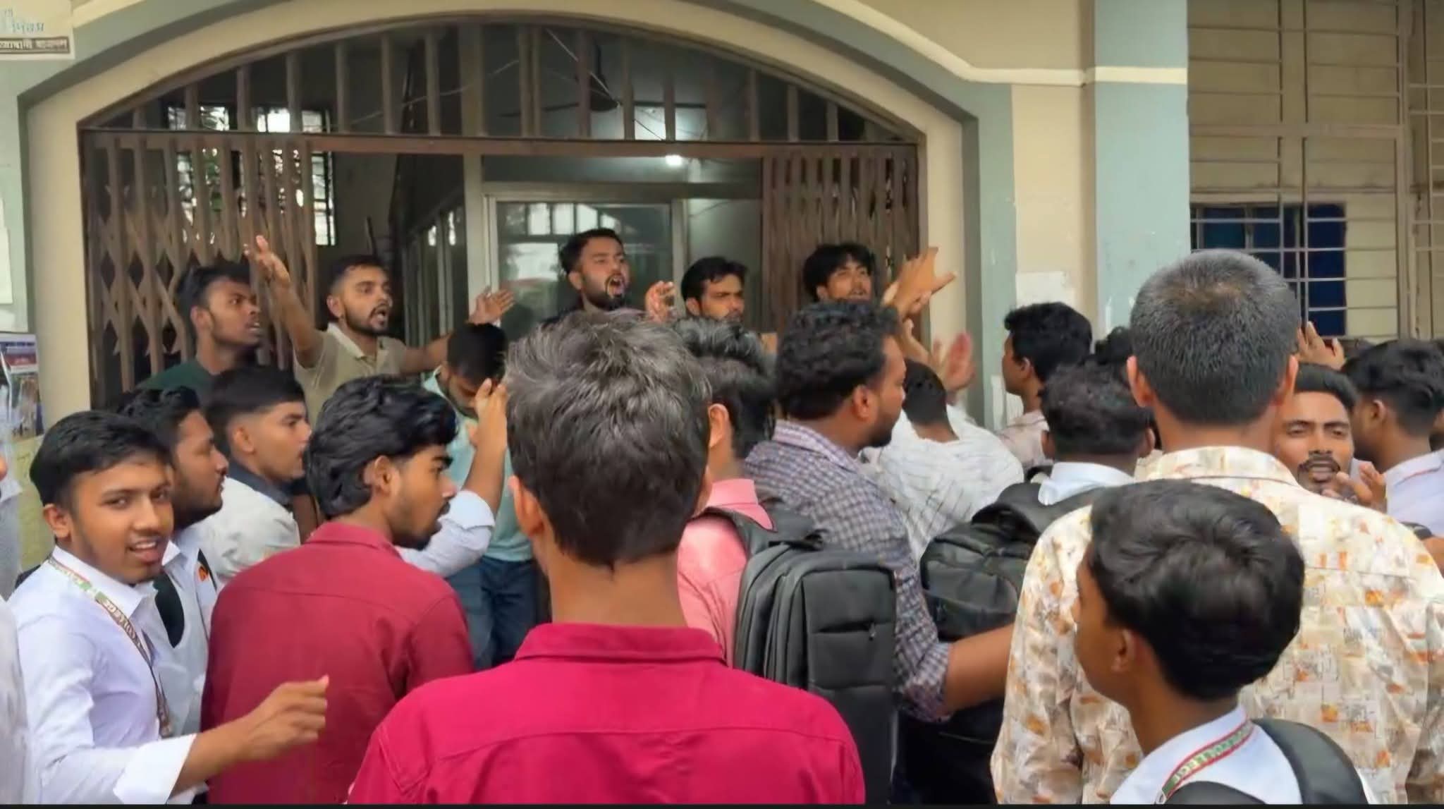 কালিয়াকৈর সরকারি কলেজের অধ্যক্ষ ও উপাধ্যক্ষের অপসারণের দাবিতে বিক্ষোভ