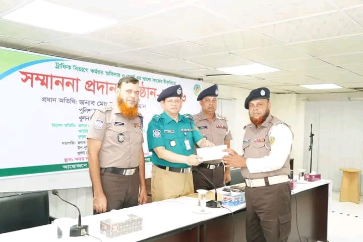 ট্রাফিক বিভাগের ৩১ পুলিশ সদস্যকে পুরস্কৃত করলেন কেএমপি কমিশনার