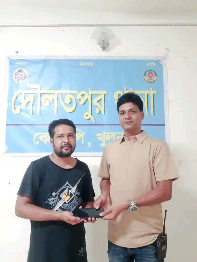 দৌলতপুর থানার জিডির ভিত্তিতে চুরি হওয়া মোবাইল ফোন উদ্ধার, মালিককে হস্তান্তর