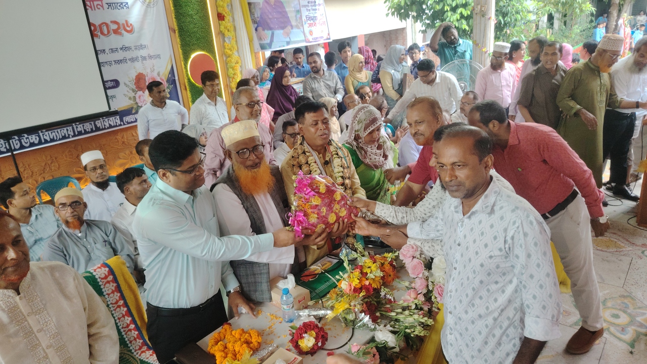 লোহাগড়া সরকারি পাইলট উচ্চ বিদ্যালয়ের প্রধান শিক্ষকের রাজকীয় বিদায় সংবর্ধনা
