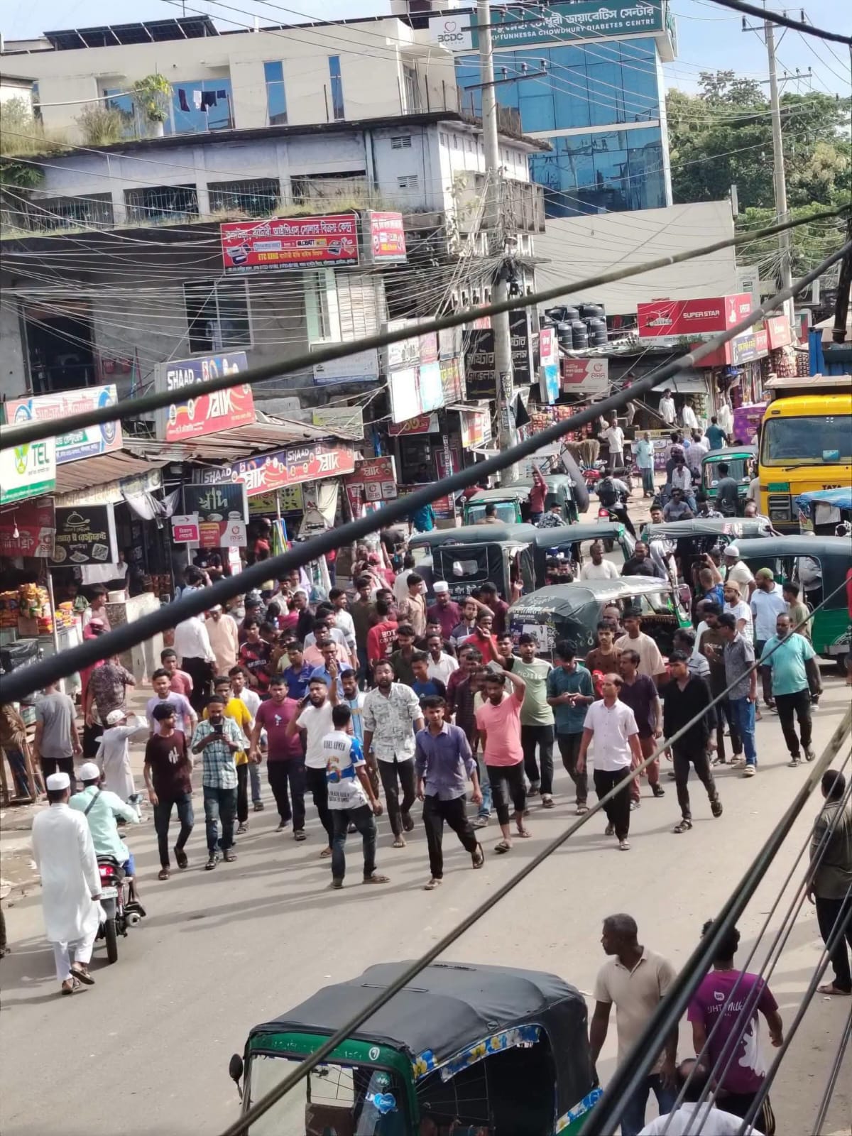 কুলাউড়ায় মোবাইল কোর্টের প্রতিবাদে সিএনজি শ্রমিকদের সড়ক অবরোধ