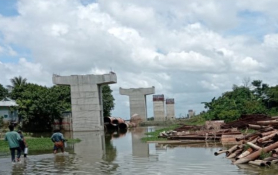 অষ্টগ্রামে মেঘনা নদীর উপর ১৭৮ কোটি টাকা ব্যায়ে সেতু নির্মাণ কাজ বন্ধ, মালামাল নিয়ে ঠিকাদার উধাও