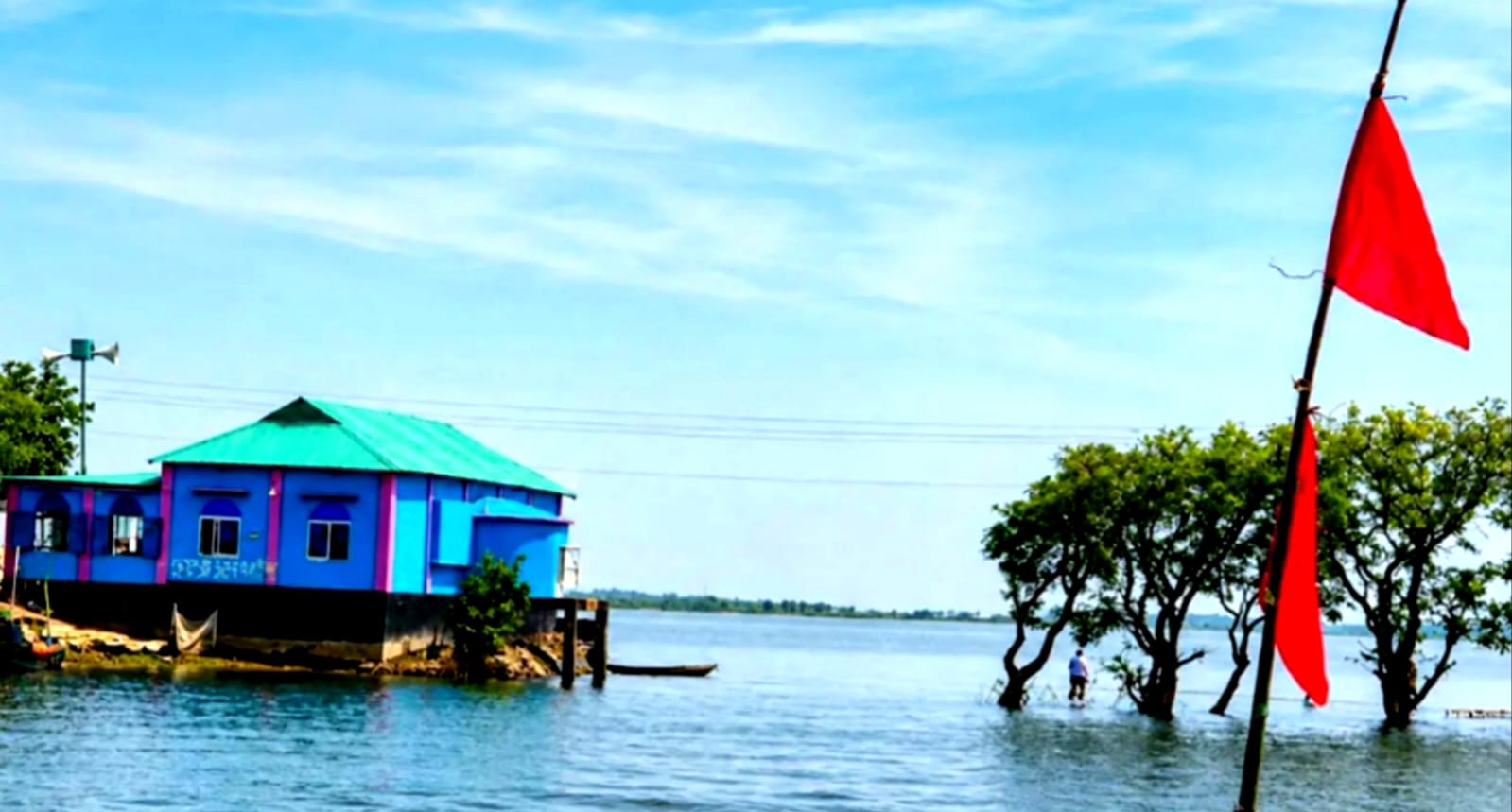 টাঙ্গুয়ার হাওরে নৌযানের প্রবেশ ঠেকাতে লাল নিশান টানিয়েছে পরিবেশ অধিদপ্তর