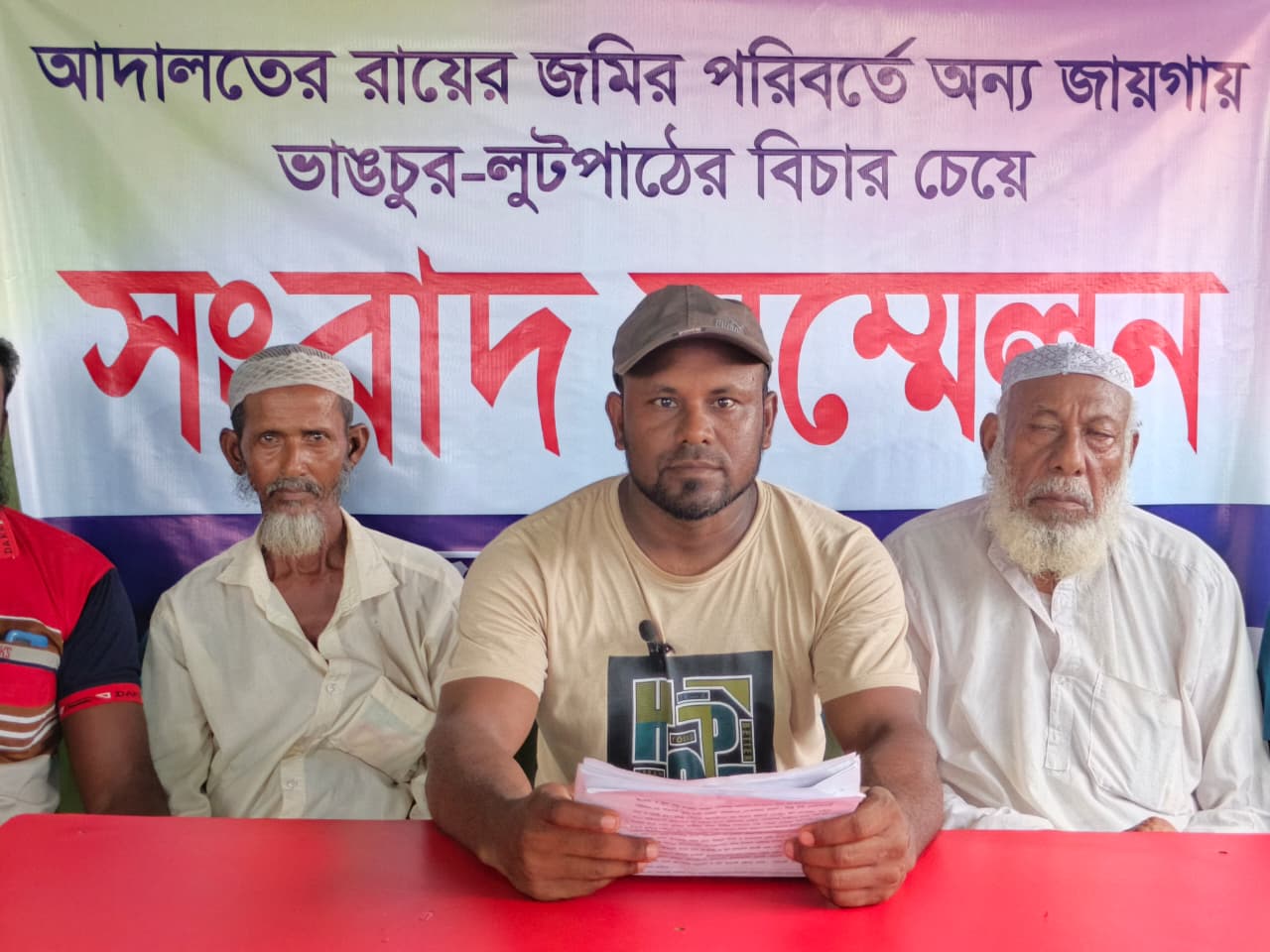 অষ্টগ্রামে আদালত কর্তৃক উচ্ছেদ অভিযানের  স্থানে উচ্ছেদ না করে অন্যত্র লুটপাটের অভিযোগ
