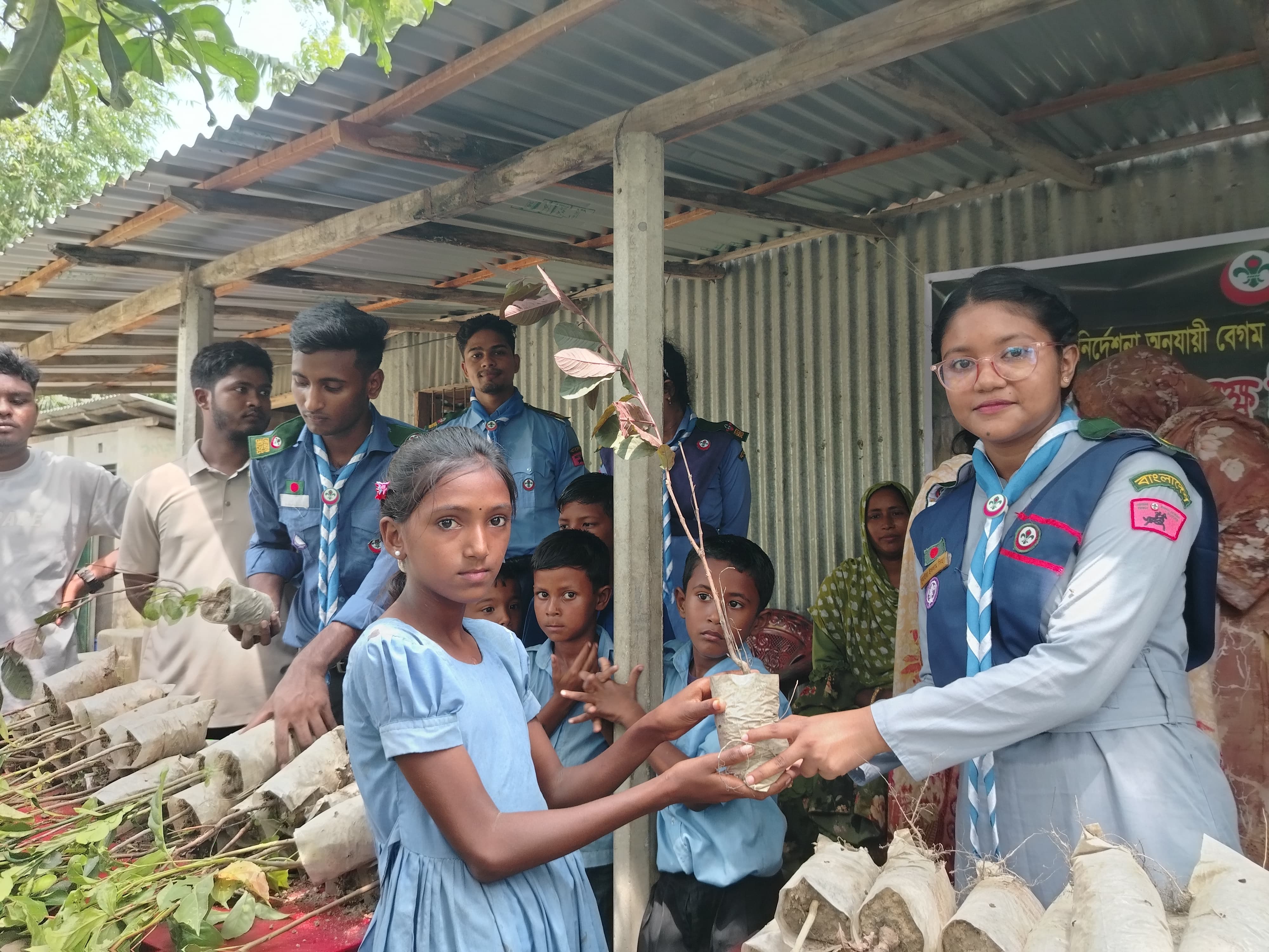 প্রধানমন্ত্রীর নির্দেশনায় চরের স্কুলে বেরোবি রোভার স্কাউটের বৃক্ষরোপণ ও বৃক্ষবিতরণ