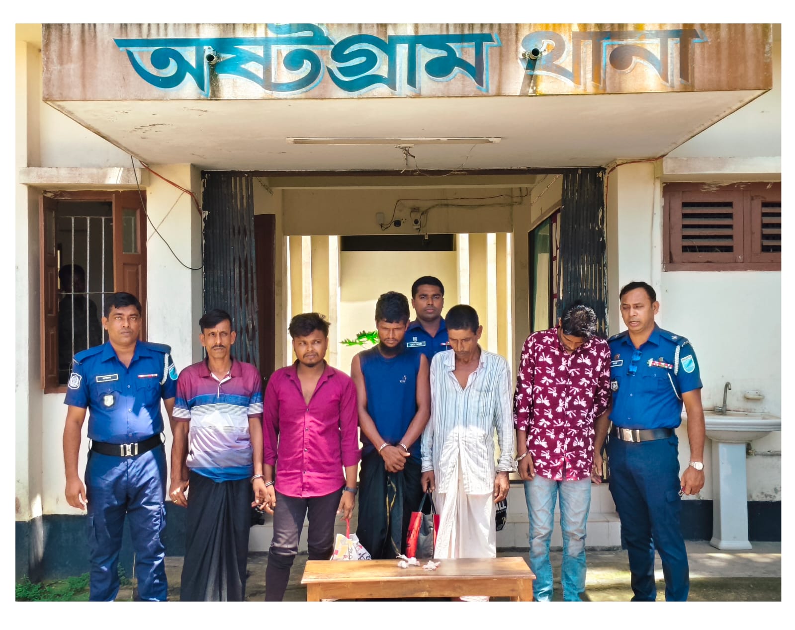 অষ্টগ্রামে ৪ কেজি গাঁজা ও ৪৬ পিস ইয়াবাসহ ৭ জন গ্রেপ্তার