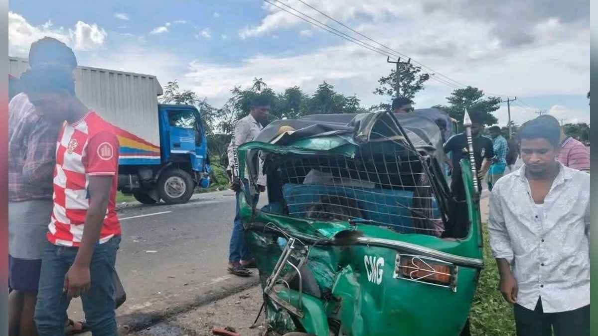 কটিয়াদীতে কাভার্ড ভ্যান-অটোরিকশার মুখোমুখি সং/ঘর্ষে নারী ও শিশুসহ নি/হ/ত ৩