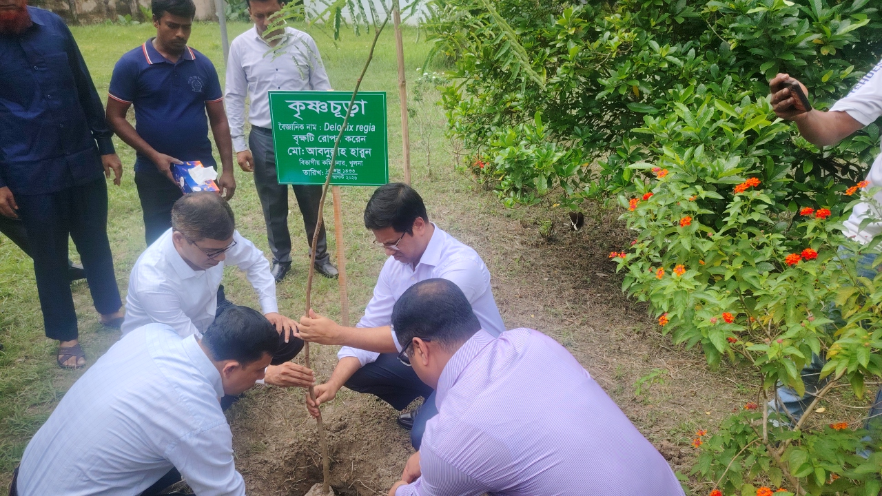 লোহাগড়ায় কর্মরত কর্মকর্তাদের উপর ক্ষোভ বিভাগীয় কমিশনার